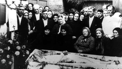 Los fieles velan los restos de la Sierva de Dios Gertrude Detzel a su muerte en 1971 en Karagandá