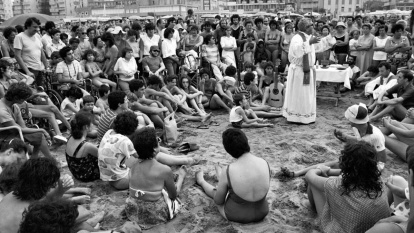 Misa de Don Oreste Benzi en la playa de Rímini, en 1979.