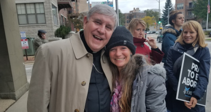 El arzobispo Jerome Listecki en una oración callejera de 40 Días por la Vida en 2019; acude a ellas con asiduidad