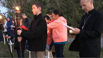 El obispo Wack, de Pensacola, en 2018, en una oración ante el abortorio local