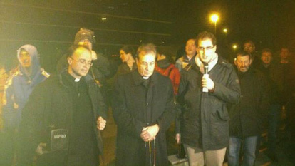 El arzobispo Francisco Pérez en la oración del Rosario ante el abortorio Ansoain en 2013