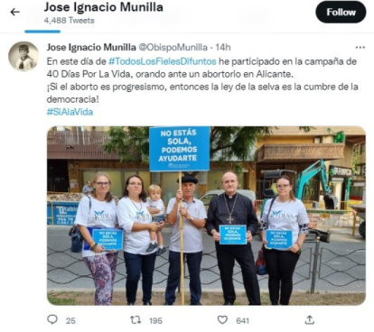 El obispo Munilla se sumó a unas personas que rezaban ante la clínica abortista de Alicante... y lo recomendó