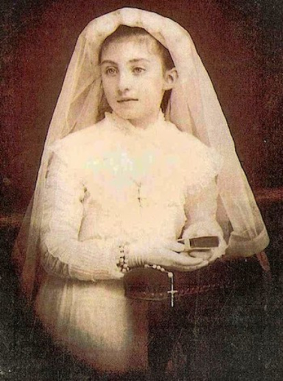 Gabrielle Bossis el día de su Primera Comunión.