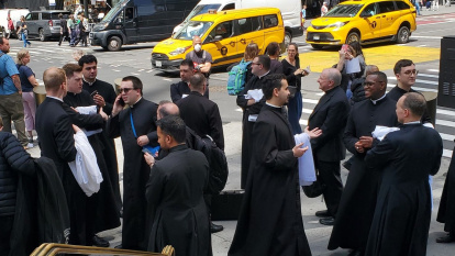 Sacerdotes jóvenes en las escaleras de la catedral de San Patricio en Nueva York