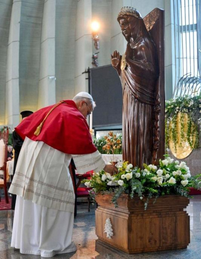 El Papa deposita la Rosa de Oro ante la Virgen Negra de Harissa, obsequio que le sirvió de inspiración para hablar de la caridad.