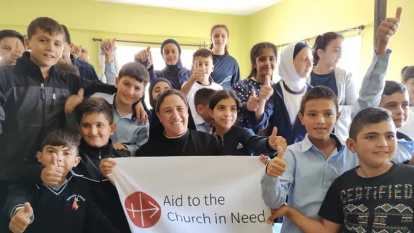 Una escuela católica en Líbano, alumnos y religiosas celebran el apoyo de Ayuda a la Iglesia Necesitada