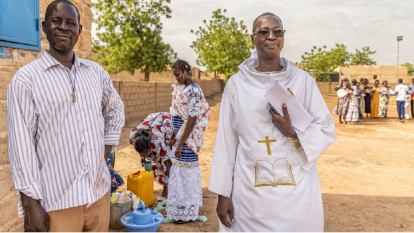 Un sacerdote con unos catequistas en Burkina Faso, donde muchos huyen de los terroristas yihadistas