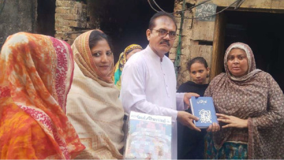 Unos catequistas en Pakistán, con Biblias y libros de catequesis que financia ACN