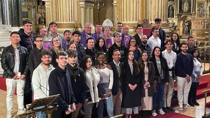Rito de elección de catecúmenos en Málaga en 2024, la mayoría son adolescentes o adultos jóvenes que se van a bautizar