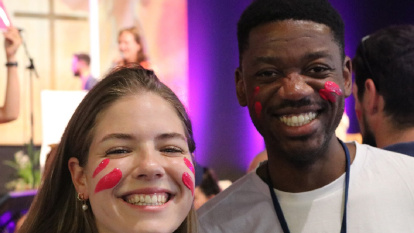 Jóvenes católicos en el encuentro de verano de 2025 de la Comunidad del Emmanuel en Paray-le-Monial, Francia