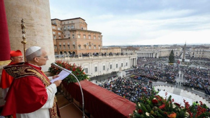 El Papa León XIV lee su primer mensaje Urbi et Orbi navideño, en la Navidad de 2025