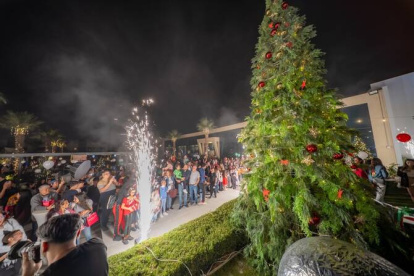 Árbol de Navidad y luces en 2025 en Vives Compound, una urbanización de estilo occidental, para extranjeros, en Arabia Saudí