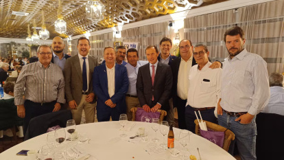 Quillo junto al ex jugador Emilio Butragueño.