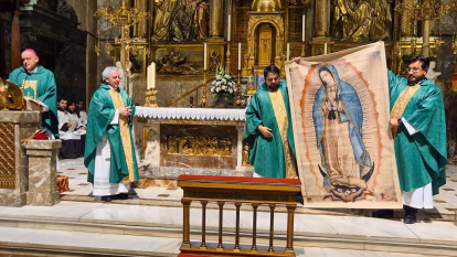 En la visita del cardenal Aguiar Retes al Santuario de la Gran Promesa en Valladolid despliegan una imagen de la Virgen de Guadalupe