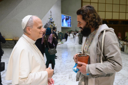 Ciprés lebaniego en manos papales: puente de paz y gratitud.