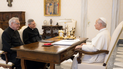 John Berg y Josef Bizig, de la FSSP, ambos norteamericanos, explican al Papa norteamericano los orígenes y carisma de su Hermandad sacerdotal