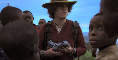 Héctor con un dron durante el rodaje del documental.