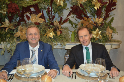 El P. Quillo con Emilio Butragueño, leyenda del deporte, director de Relaciones Institucionales del Real Madrid y director de la Escuela Universitaria Real Madrid-Universidad Europea.