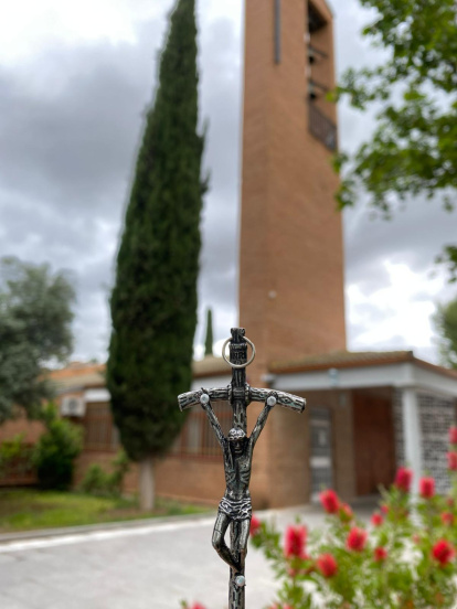 La Iglesia es el rostro de Jesús en el rostro de cada persona. Al fondo, la parroquia de San José Obrero, de Toledo.