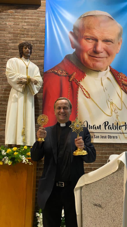 El P. Quillo con dos reliquias de S. Juan Pablo II: dos pelos naturales y una gotita de sangre en su ropa el día del atentado en la Pza de S. Pedro (1981)