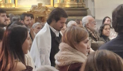 Juan López con las vestiduras blancas propias del rito del bautismo.