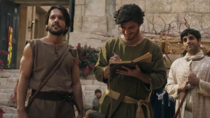 Los apóstoles toman nota de lo que Jesús hace y dice en la teleserie The Chosen.