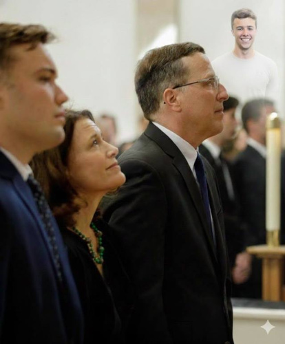 Chris y Mary Kate, los padres de John Weinkopf, durante el funeral celebrado por el alma de su hijo.