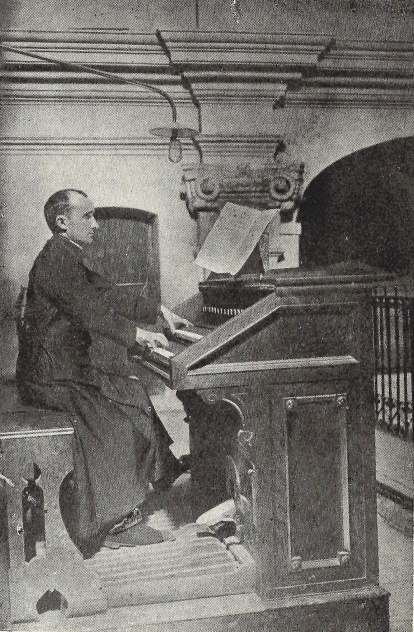 Fotografía del libro de Ricart Torrents en donde el mártir aparece al frente de su órgano, mientras interpretaba magistralmente una composición.