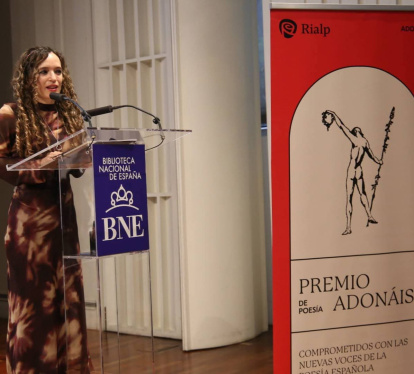 En la Biblioteca Nacional, la poeta comparte en voz alta unos versos nacidos del diálogo entre fe, memoria y mirada contemporánea.