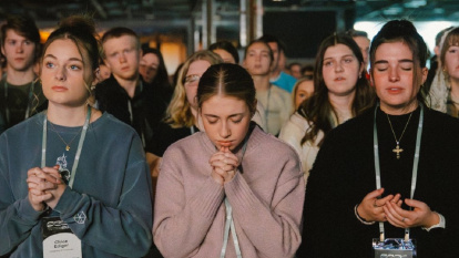 Jóvenes católicas en adoración en un encuentro SEEK de 2025, convocado por Focus, el apostolado para universitarios