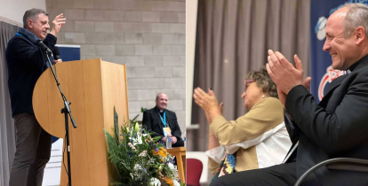 En la foto de la izquierda, Álvaro Martínez; en la de la derecha, Rosa María Murillo; en ambas, el obispo Antonio Prieto.