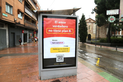 Bajo la lluvia de nuestras calles, el amor sin plan B sigue iluminando la conversación pública.