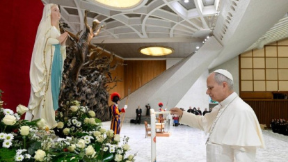 León XIV enciende una vela por los enfermos ante la Virgen de Lourdes tras su catequesis del miércoles en el Aula Pablo VI