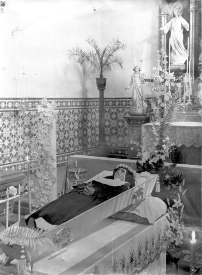 El cuerpo de la beata Eusebia Palomino expuesto durante sus funerales en la capilla del colegio de Valverde del Camino.