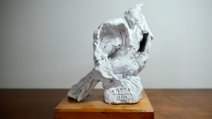 Luciano Capriotti hizo esta Paloma de la Paz en Tiempos de Guerra, con un trozo de metralla de misil ruso caído en Járkov