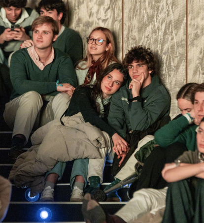 Las parejas escuchaban entusiasmadas desde las escaleras.