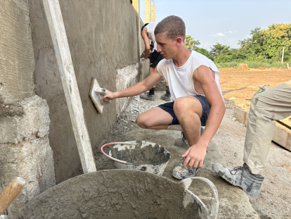 Cada alumno se paga completamente los gastos de su viaje y estancia.