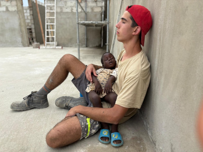 Los alumnos se pasan el año en contacto con sus amigos marfileños.
