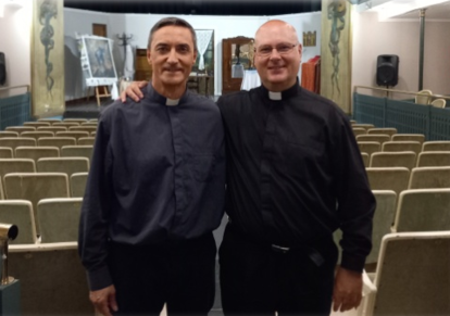 José Manuel García-Plaza (derecha), con su compañero párroco don Pedro, en el teatro de Chinchón tras una función de Mi Cristo Roto.