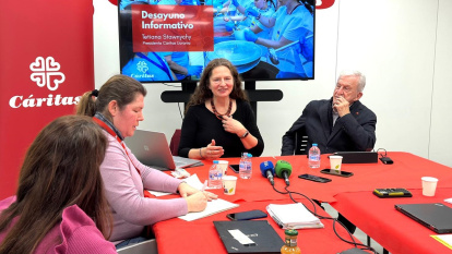 Tetiana Stawnychy explica la situación tras cuatro años de guerra en Ucrania, en la sede de Cáritas Española en Madrid