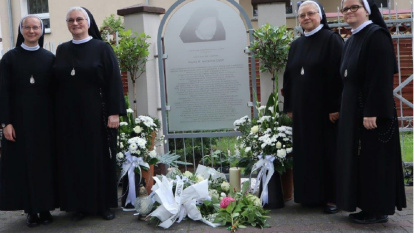 Las religiosas isabelinas ante la placa de la parroquia de Wschowa que recuerda a la hermana Iwona Król