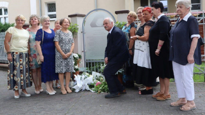 Feligreses que recuerdan a Sor Iwona Król, que murió en 1990; fue cariñosa como enfermera y servicial como sacristana