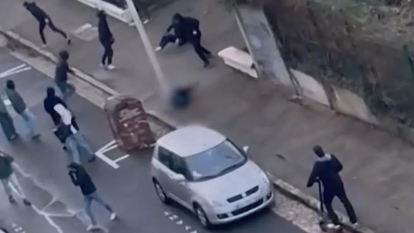 Deranque yace en el suelo después de haber sufrido la paliza.