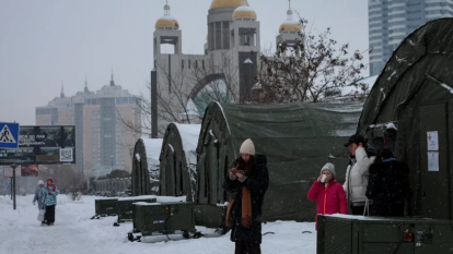 Tiendas con generadores junto a la catedral grecocatólica de Kiev, en el gélido enero y febrero de 2026