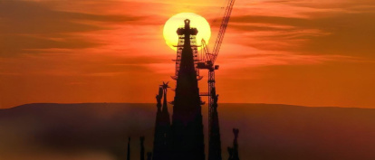 La cruz de Jesucristo culmina la Sagrada Familia al atardecer: árbol de la Vida elevado sobre Barcelona, para que el mundo mire al cielo