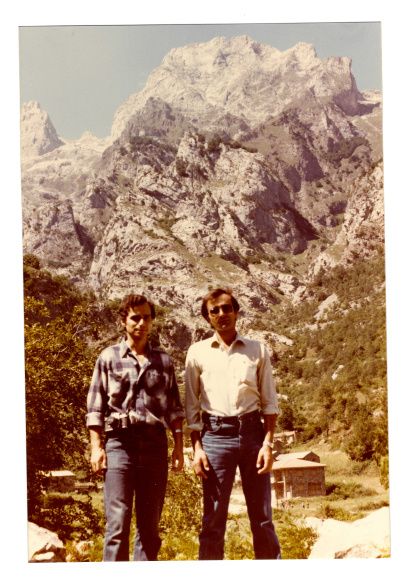 Lazcano y Prevost (León XIV), verano 1982, en un viaje por España en furgoneta (Caín de Valdeón, en León).