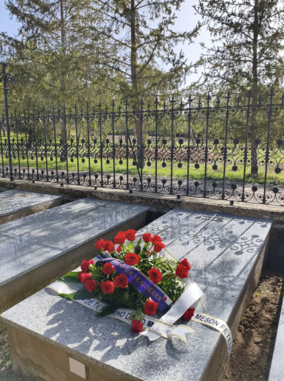 La tumba de sor Virtudes, con su ramo de rosas rojas.