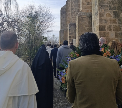 Camino del cementerio para el entierro de sor Virtudes.