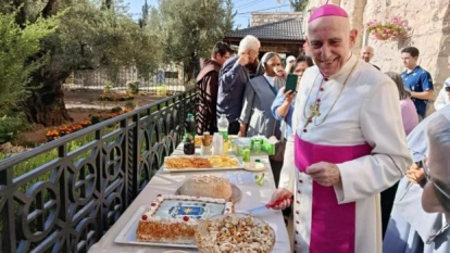 El obispo Malfa en su casa, en el Huerto de los Olivos en Jerusalén.