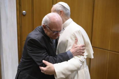 Abrazo entre el Papa León XIV y el P. Ángel Camino, amigos y hermanos agustinos, al término de la audiencia en el Vaticano.